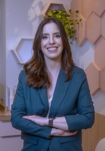 Doutora Miriam Scarpanti com blazer verde